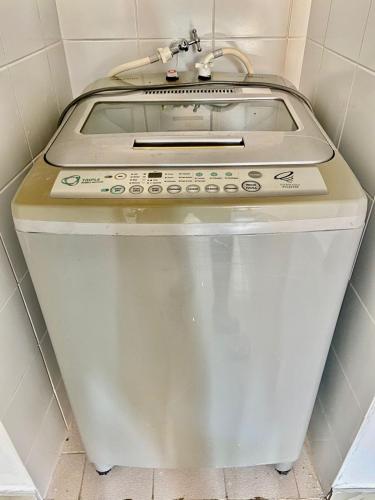 a washing machine in a corner of a bathroom at Rincón de Kike in Villeta