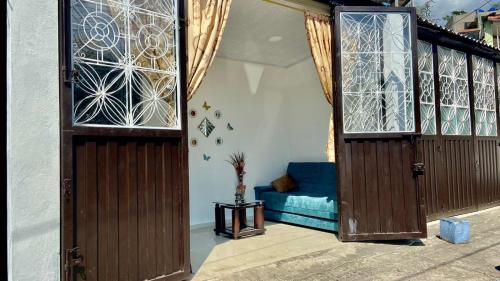 a room with a bed in a room with windows at Rincón de Kike in Villeta