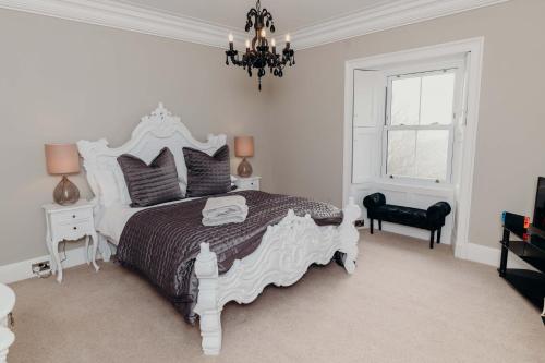 Una cama o camas en una habitación de Large Holiday Home perfect for family gatherings