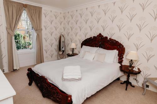Una cama o camas en una habitación de Large Holiday Home perfect for family gatherings