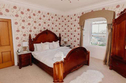 Una cama o camas en una habitación de Large Holiday Home perfect for family gatherings