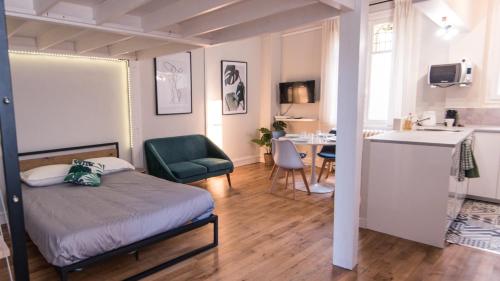 a bedroom with a bed and a kitchen with a table at Hypercentre - Gare - La Tour'Angel in Tours