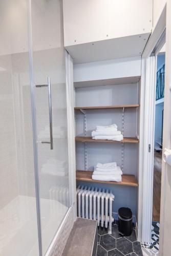 - un dressing avec des serviettes blanches et un radiateur dans l'établissement Hypercentre - Gare - La Tour'Angel, à Tours