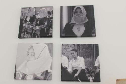 vier Fotos einer Frau in einem Schleier an der Wand in der Unterkunft B&B MARIMA 2 POSTI ORGOSOLO in Orgosolo