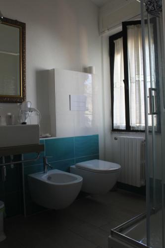 a bathroom with a toilet and a sink and a tub at B&B MARIMA 2 POSTI ORGOSOLO in Orgosolo