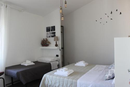 een slaapkamer met 2 bedden en vogels aan de muur bij B&B MARIMA 2 POSTI ORGOSOLO in Orgosolo
