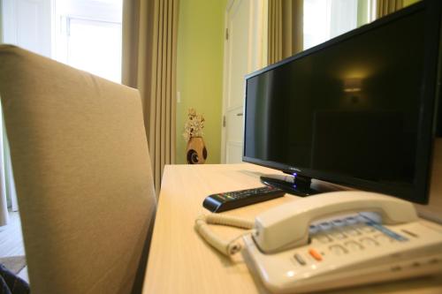 a computer monitor sitting on top of a desk at Alojamento Local Primavera in Amadora