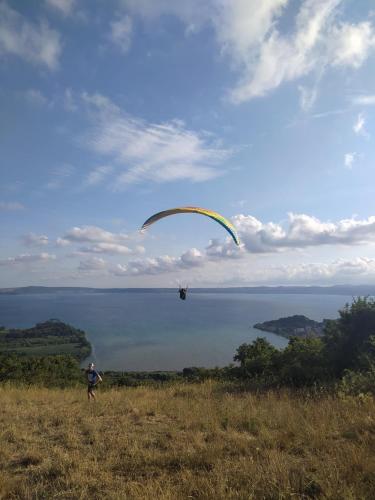 a person flying a kite on top of a field at Agriturismo Casale Lisalola in Sutri