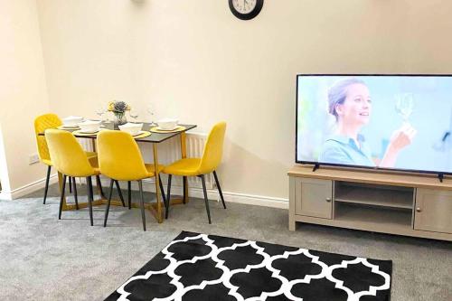 A television and/or entertainment center at Smartrips Beckton Townhouse with Parking (London ExCEL)