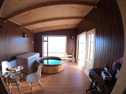 a room with a tub in the middle of a room at Cabañas Las Lengas in Puerto Natales
