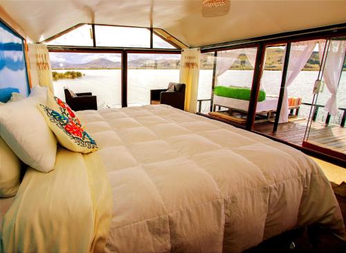 A bed or beds in a room at Uros Samaraña Uta Lodge