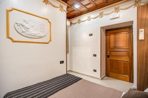 a hallway with a wooden door and a rug at Matisse Royal in Rome