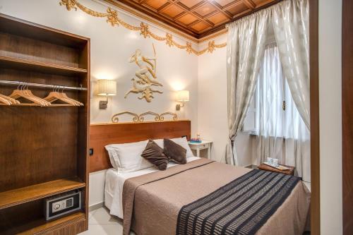 um quarto com uma cama e uma janela em Matisse Royal em Roma