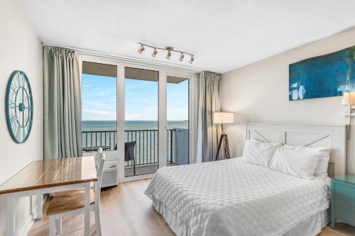 1 dormitorio con cama, escritorio y ventana en Sandestin Resorts, Bayside, Bay Front Studio en Destin