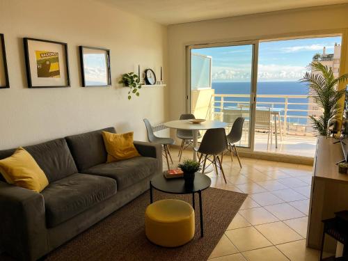 un salon avec un canapé et une table dans l'établissement Ca Monaco, à Beausoleil