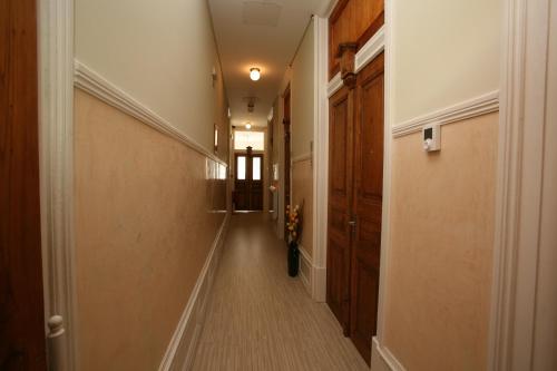 a hallway with a door leading into a room at Hotel Primavera in Amadora
