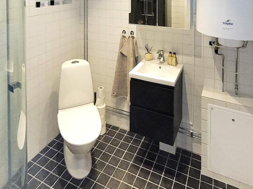 y baño con aseo blanco y lavamanos. en 4 person holiday home in TORSH LLA en Torshälla