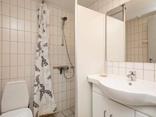 Vannituba majutusasutuses 6 person holiday home in Rudkøbing-By Traum