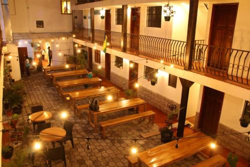 widok na restaurację ze stołami i światłami w obiekcie El Jardín Escondido Party Hostel w Baños