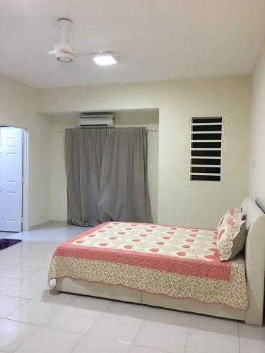 sypialnia z łóżkiem w pokoju w obiekcie KS Lavender Kuala Kangsar w mieście Kuala Kangsar