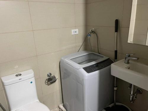 Bilik mandi di Staycation Taft Ave DLSU Green Res by darpm