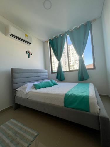 Giường trong phòng chung tại Apartamento Samaria Club Resort