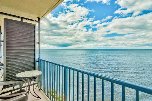 balcón con mesa, sillas y vistas al océano en Sandestin Resorts, Bayside, Bay Front Studio en Destin