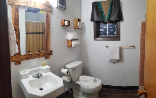 Et badeværelse på Adobe Sands Motel