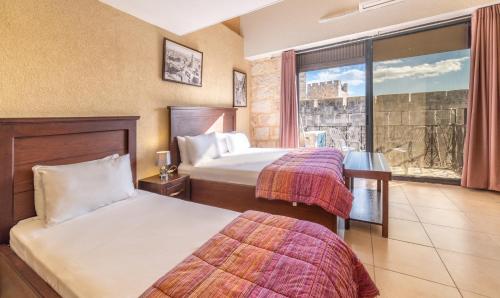 Llit o llits en una habitació de New Imperial Hotel