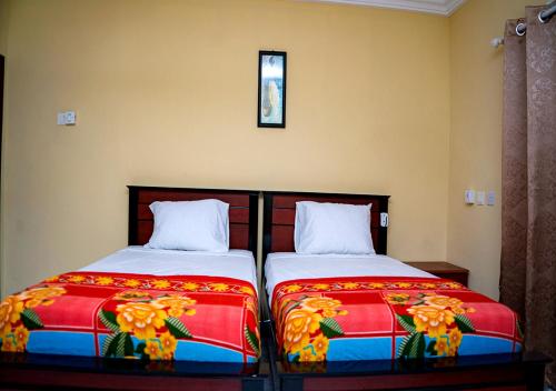 La-VIV ROYAL HOTEL tesisinde bir odada yatak veya yataklar