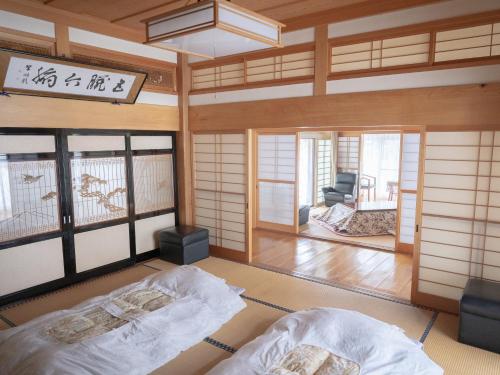 秋田市にあるみんなの実家門脇家のベッド2台付きの部屋、窓付きのリビングルームが備わります。