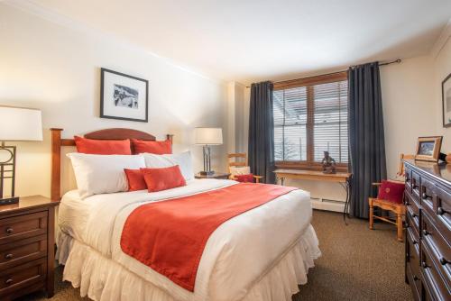 1 dormitorio con cama, escritorio y ventana en Gorgeous Zephyr Mountain Lodge Condo with Corridor Ski Trail Views condo en Winter Park