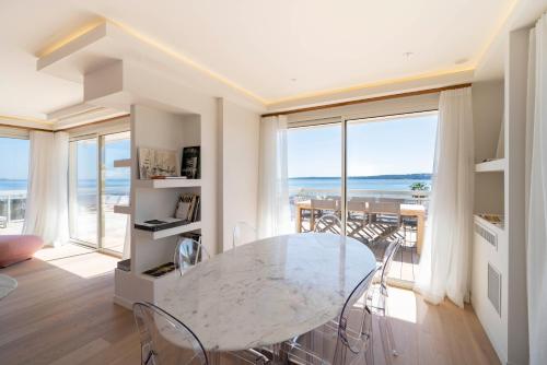 une salle à manger avec une table et une vue sur l'océan dans l'établissement Somptuous sea-view 3 bedrooms penthouse Cannes Mouré Rouge, à Cannes