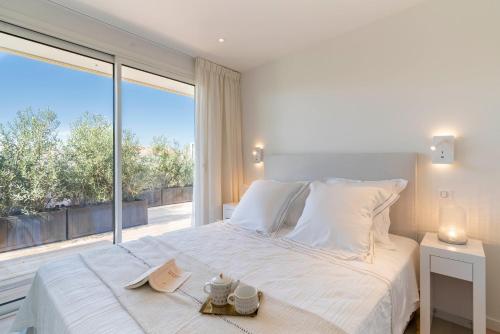 une chambre avec un grand lit et une grande fenêtre dans l'établissement Somptuous sea-view 3 bedrooms penthouse Cannes Mouré Rouge, à Cannes