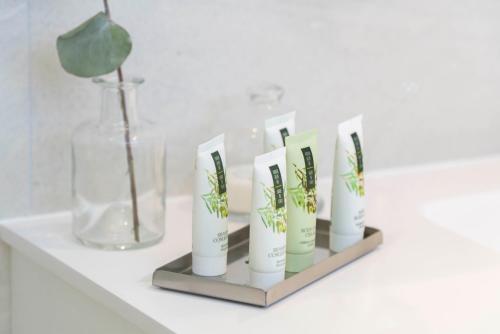 Une étagère avec un paquet de produits sur elle dans l'établissement Somptuous sea-view 3 bedrooms penthouse Cannes Mouré Rouge, à Cannes