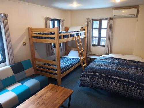 Katil dua tingkat atau katil-katil dua tingkat dalam bilik di K's House Hakuba Alps - Travelers Hostel