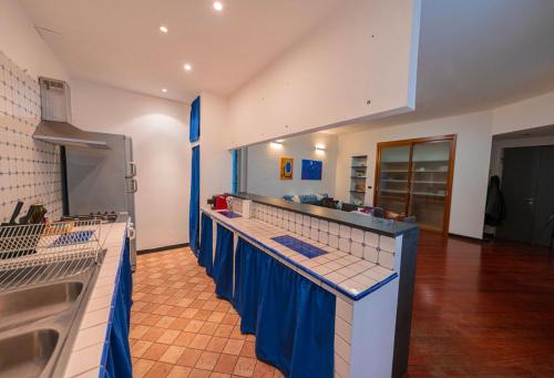 A kitchen or kitchenette at La casa di Archimede