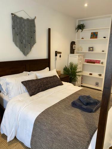 Cama ou camas em um quarto em WINTER HAVEN COTTAGE with private terrace