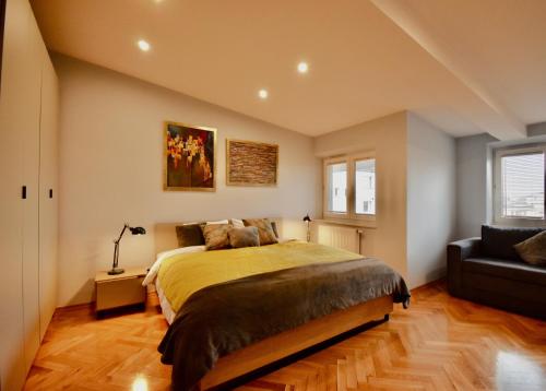 um quarto com uma cama grande e um sofá em Kraków Krib em Cracóvia