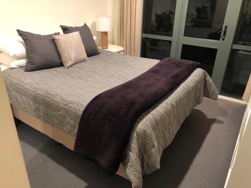 Säng eller sängar i ett rum på Beachpoint Apartments