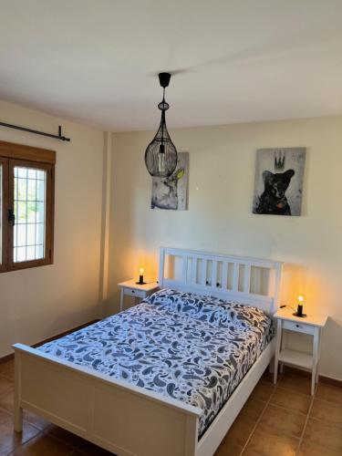 een slaapkamer met een bed met 2 nachtkastjes bij Villa Flo - very large, cheerful villa with private pool and garden in Albox