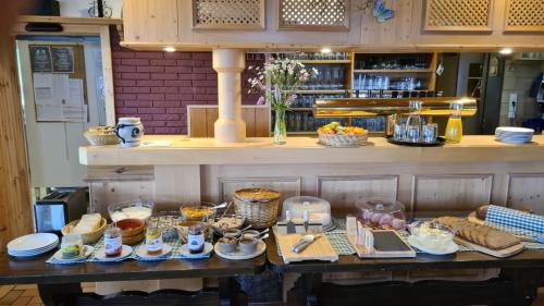Una mesa con un montón de comida encima en Berggasthof zur Todtnauer Hütte, en Feldberg