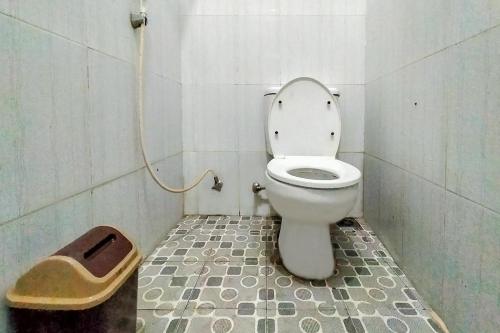 Ett badrum på Hotel Fikry Toli Toli