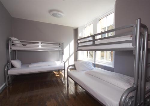 Albatross Hostel في نيوكاسل أبون تاين: غرفة بسريرين بطابقين ونافذة