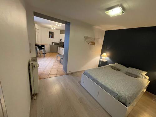 een slaapkamer met een bed en een woonkamer bij L’Appart’ de Spa in Spa