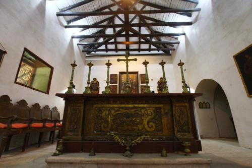 an altar in a church with a ceiling at Hacienda los Lingues Chile Valle de Colchagua in Los Lingues