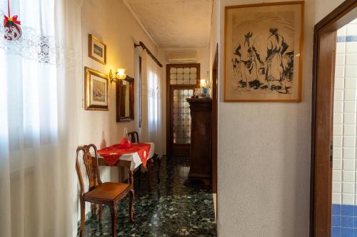 a hallway with a table and chairs in a room at Casa Eden in Venice