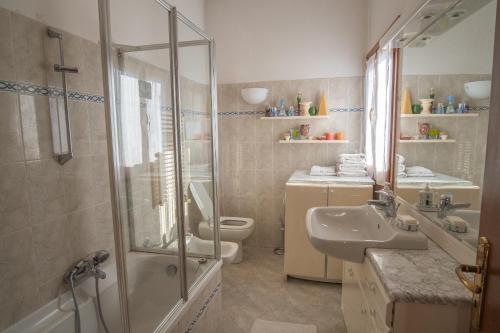 La salle de bains est pourvue d'une douche, d'un lavabo et de toilettes. dans l'établissement Casa Eden, à Venise