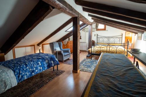 威尼斯的住宿－Casa Eden，一间卧室配有两张床和椅子