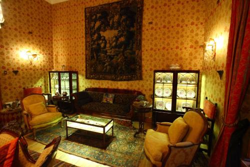 a living room with a couch and chairs and a table at Hacienda los Lingues Chile Valle de Colchagua in Los Lingues